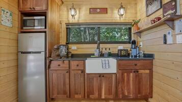 Jääkaappi, mikroaaltouuni, astianpesukone, leivänpaahdin