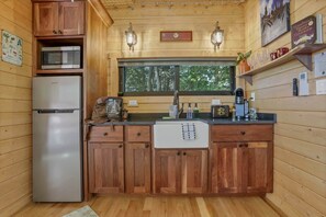 Kühlschrank, Mikrowelle, Geschirrspüler, Toaster