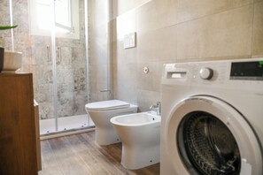 Shower, hair dryer, bidet, towels