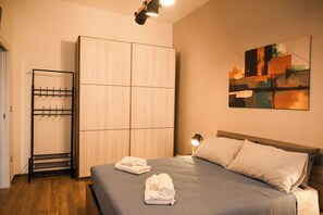 1 habitación, tabla de planchar con plancha, wifi gratis y ropa de cama 