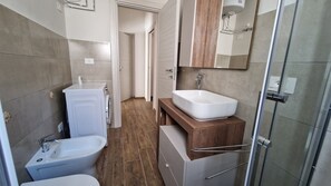 Regadera, secadora de cabello, bidet, toallas 