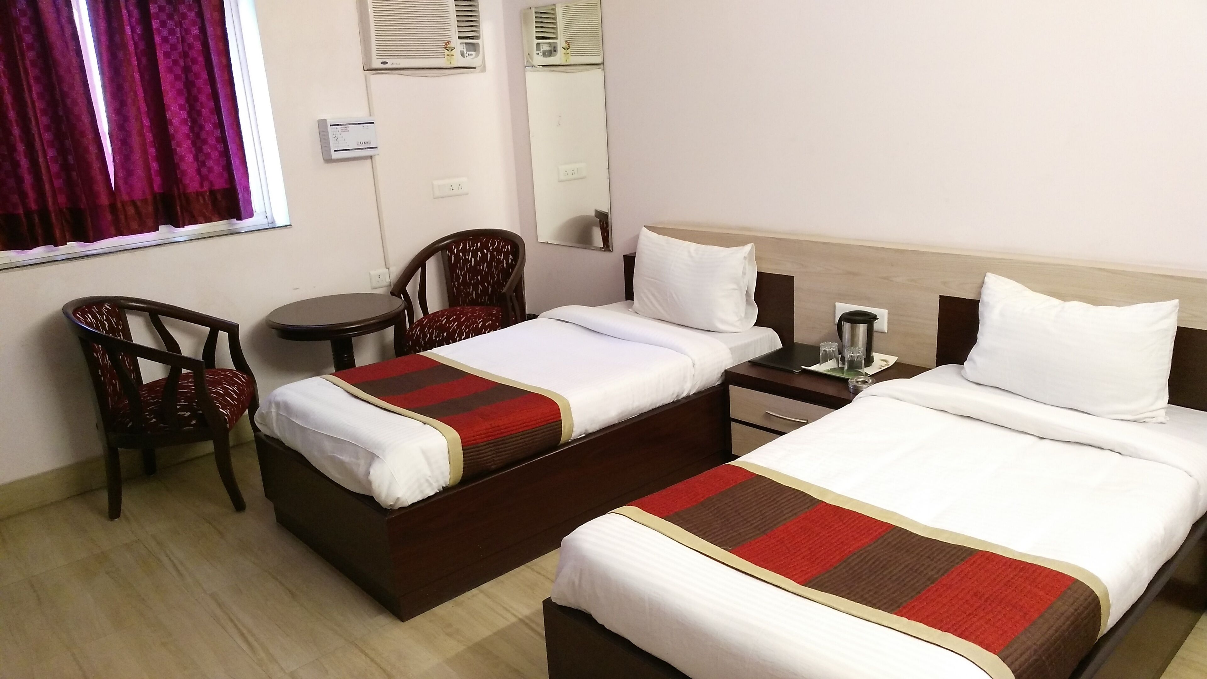 Bureau, espace de travail pour ordinateur portable