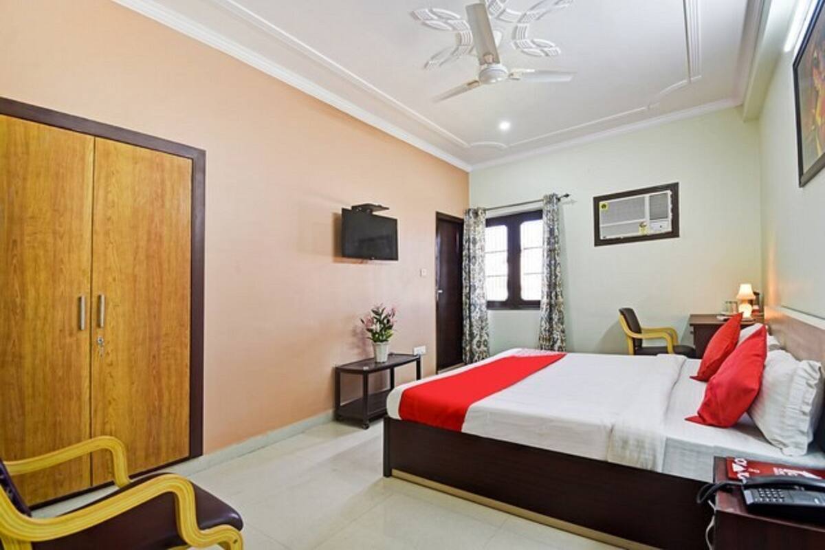 Desk, laptop workspace, iron/ironing board, free WiFi