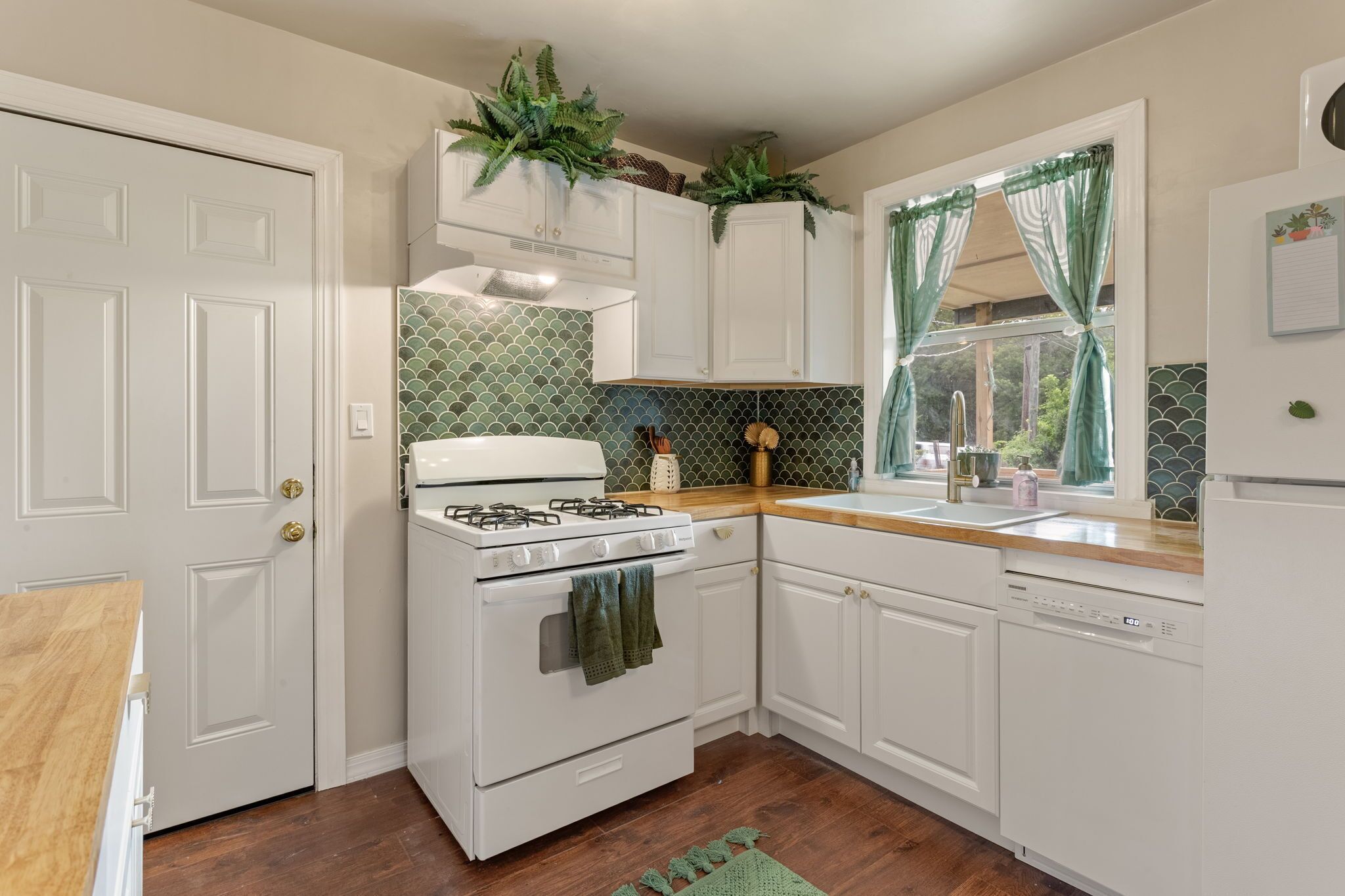 Microwave, oven, stovetop, dishwasher