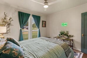 2 bedrooms, iron/ironing board, travel crib, WiFi - The Leopard Lounge (Tulsa)