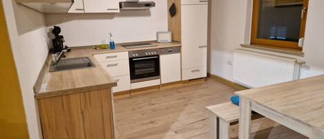 Kjøleskap, mikrobølgeovn, ovn og kokeplater