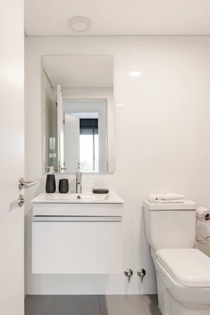 Een douche, een haardroger, handdoeken, zeep