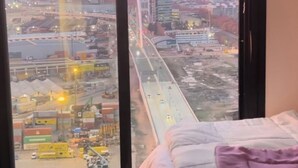 A room with a large window overlooking a cityscape at sunset. - Penthouse | Unbeatable Views | 24-Hour Concierge | Outdoor Gym | Pet-Friendly (Montevideo)