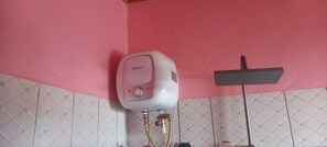 Een douche, een haardroger, een bidet, handdoeken