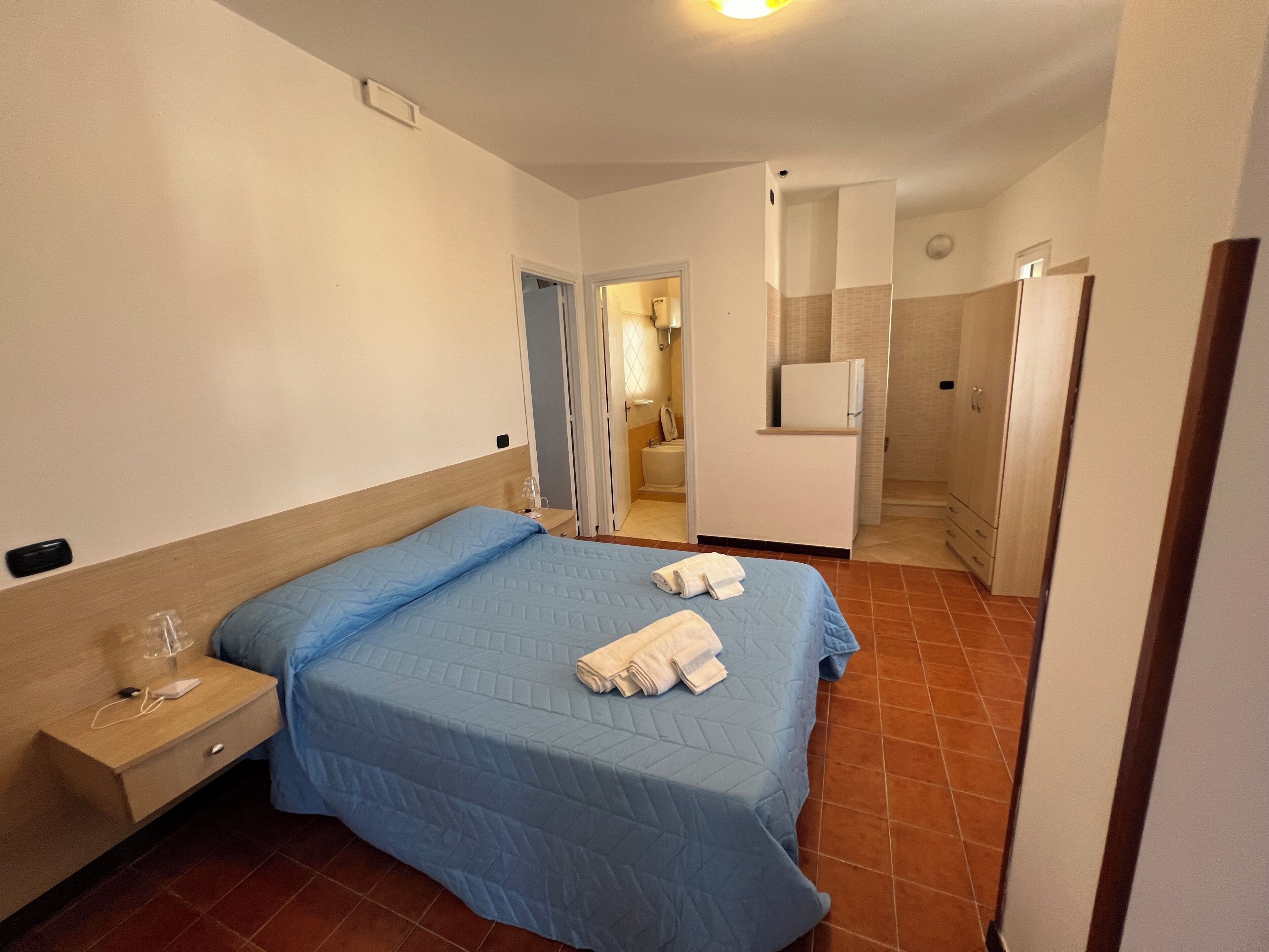 Habitació triple, vistes parcials al mar | Escriptori, cortines opaques i wifi gratuïta 