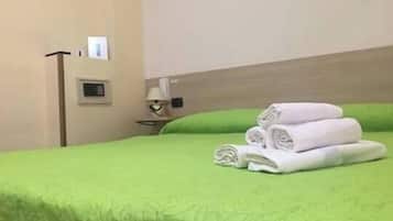 Quarto triplo, vista parcial para o mar | Escrivaninha, cortinas blackout, Wi-Fi de cortesia