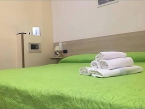 Chambre Triple, vue partielle sur la mer