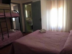 Chambre Quadruple, balcon, vue partielle sur la mer