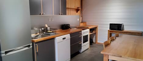 ثلاجة، ميكروويف، فرن، موقد طهي مسطح