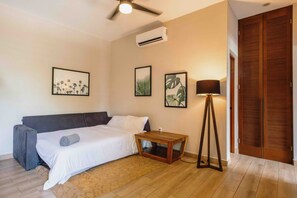 1 slaapkamer, een strijkplank/strijkijzer, wifi, beddengoed