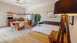 Eine moderne Wohnung mit Küche, Essbereich und Schlafzimmer.