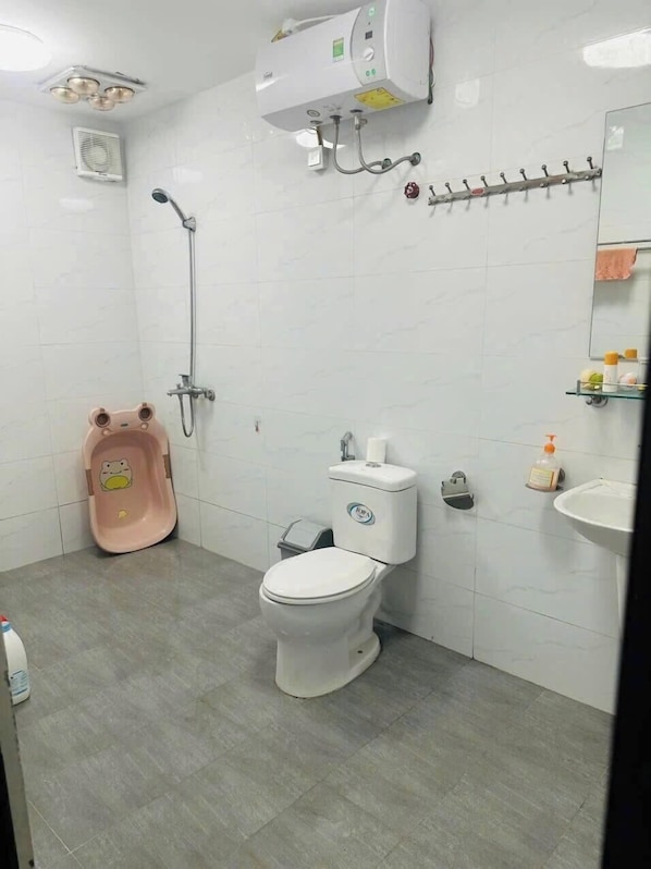 Basic Apartment | Bathroom | Slippers