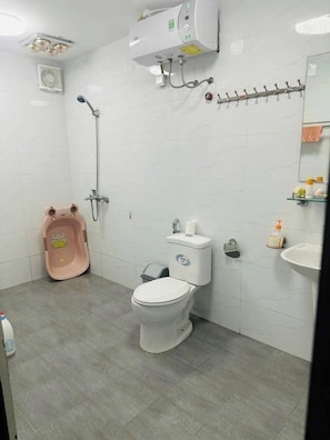 Basic Apartment | Bathroom