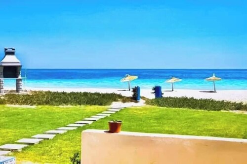 House S+2 Feet in the Water