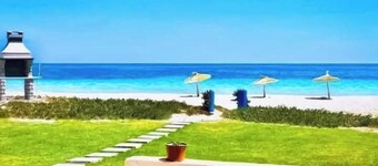 House S+2 Feet in the Water