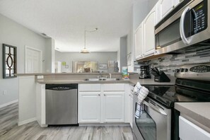 Fridge, microwave, oven, stovetop - 3BR House at Lake Berkley Resort (Kissimmee)