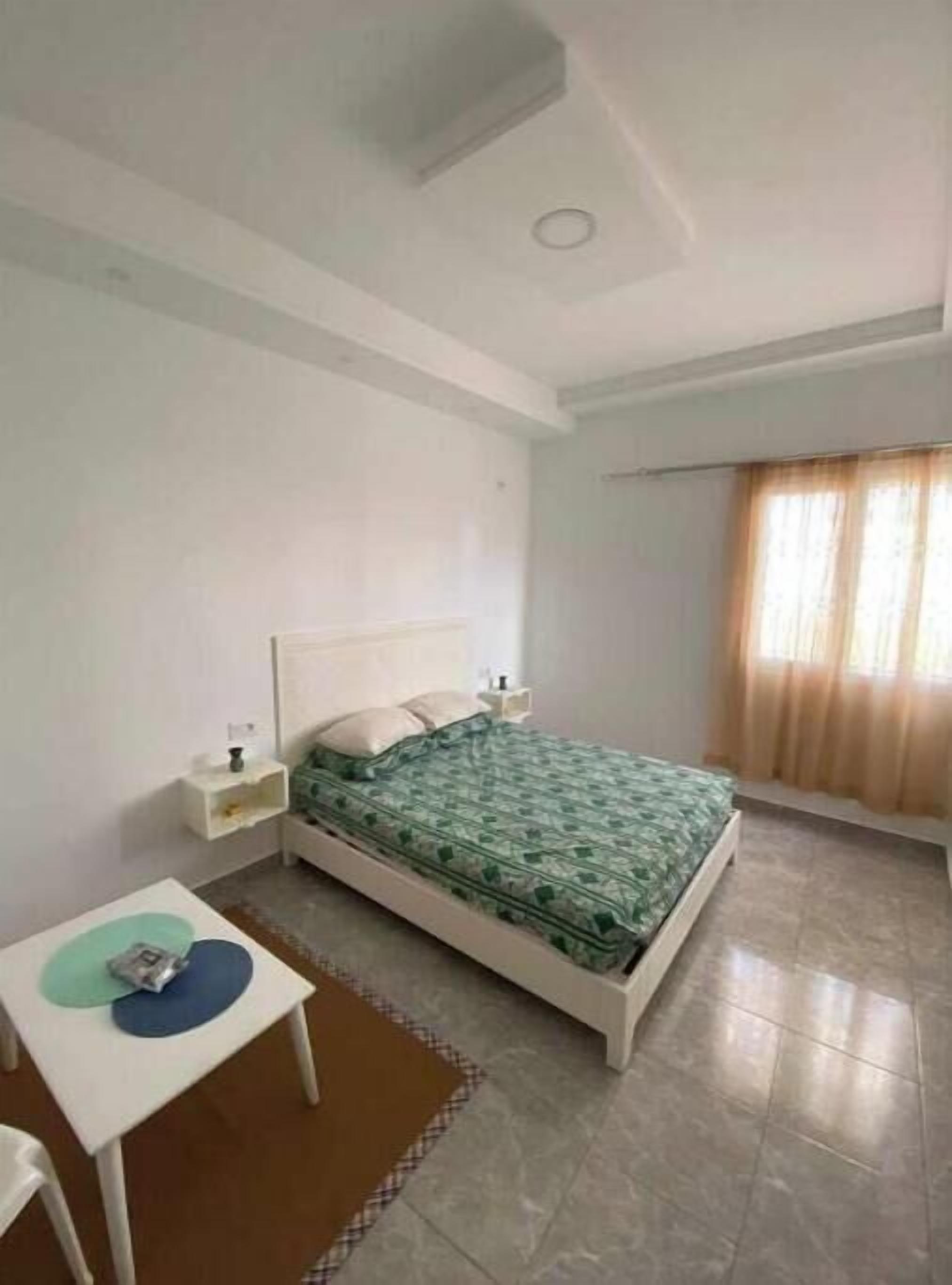 2 bedrooms, internet, bed sheets