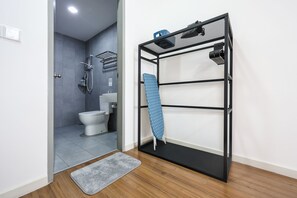 Shower, hair dryer, bidet, towels