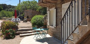 Outdoor dining - Atypical Corsican family house T4 (Sotta)