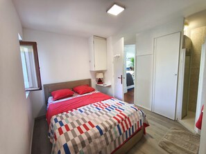 14 bedrooms, iron/ironing board, WiFi, bed sheets