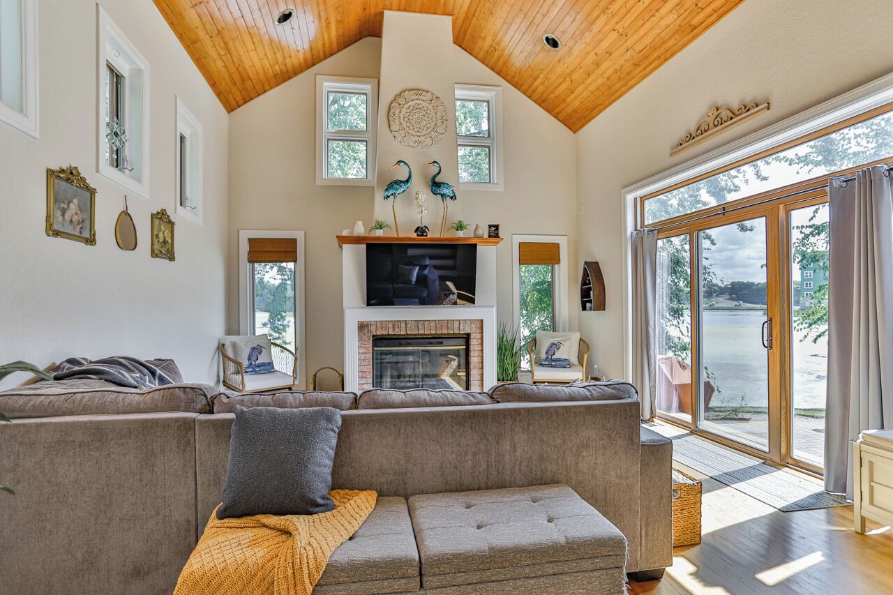 Smart TV, fireplace, stereo