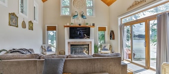 Blue Heron Oar’asis - 3BR Riverfront Home with Kayaks, Canoe & Fire Pit