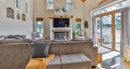 Blue Heron Oar’asis - 3BR Riverfront Home with Kayaks, Canoe & Fire Pit