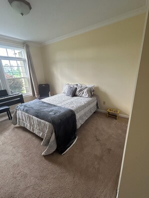 3 bedrooms, iron/ironing board, bed sheets