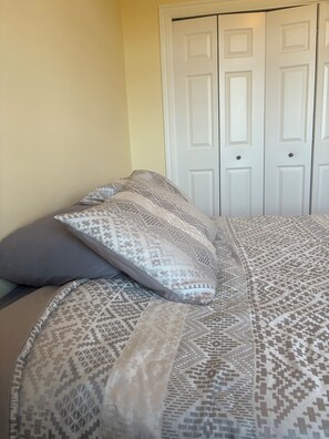 3 bedrooms, iron/ironing board, bed sheets