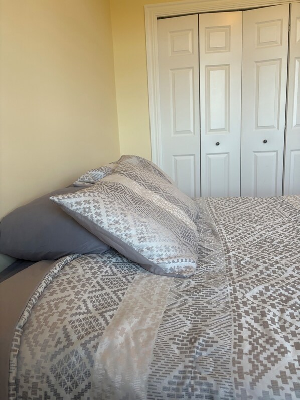 3 habitaciones, tabla de planchar con plancha y ropa de cama 