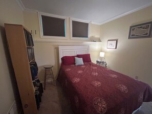 3 habitaciones, tabla de planchar con plancha y ropa de cama 