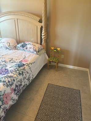 3 habitaciones, tabla de planchar con plancha y ropa de cama