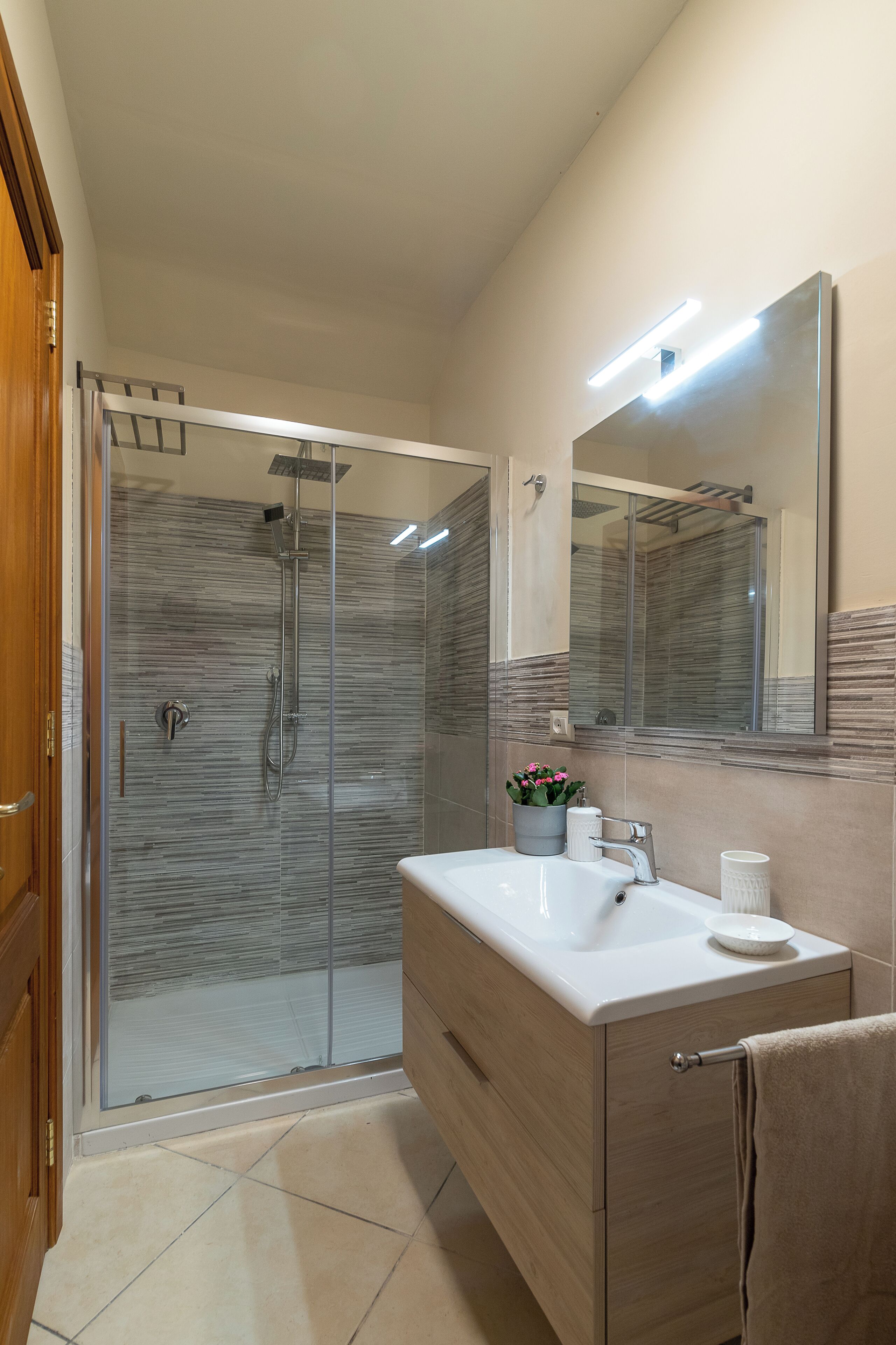 Een douche, een haardroger, een bidet, handdoeken