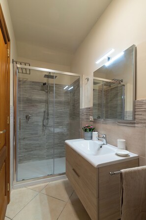 Een douche, een haardroger, een bidet, handdoeken