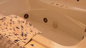 MASTER SUITE | Private spa tub