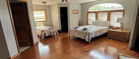 MASTER SUITE | Individually decorated, individually furnished, free WiFi, bed sheets