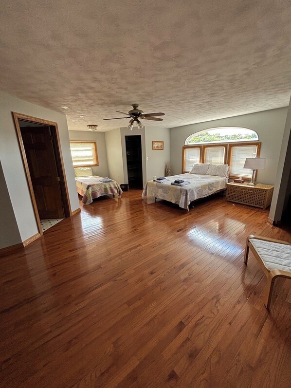 MASTER SUITE | Individually decorated, individually furnished, free WiFi, bed sheets - Destination Green House (Punxsutawney)