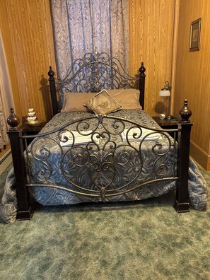 IRELAND ROOM | Individually decorated, individually furnished, free WiFi, bed sheets - Destination Green House (Punxsutawney)