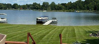 Gorgeous 3-bedroom house with lake access and boat.