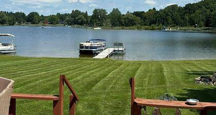 Gorgeous 3-bedroom house with lake access and boat.