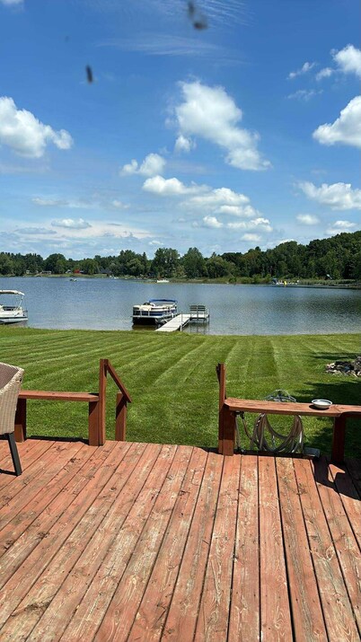 Gorgeous 3-bedroom house with lake access and boat.