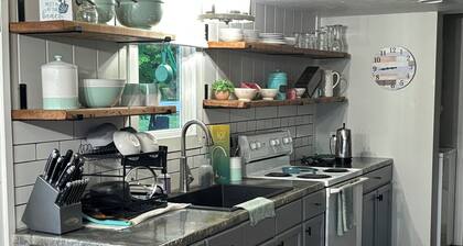 Gorgeous 3-bedroom house with lake access and boat.