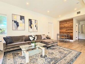 Smart TV, fireplace - LUX Near Attractions *Mins To Holy Cross Hospital* (Fort Lauderdale)