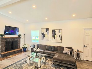Smart TV y chimenea 