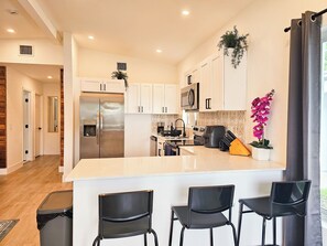 Fridge, microwave, oven, stovetop - LUX Near Attractions *Mins To Holy Cross Hospital* (Fort Lauderdale)